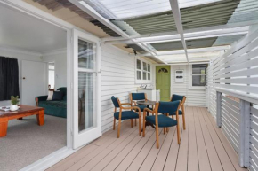 Homey Hideaway 3 BR w Parking , Wi-fi and Netflix